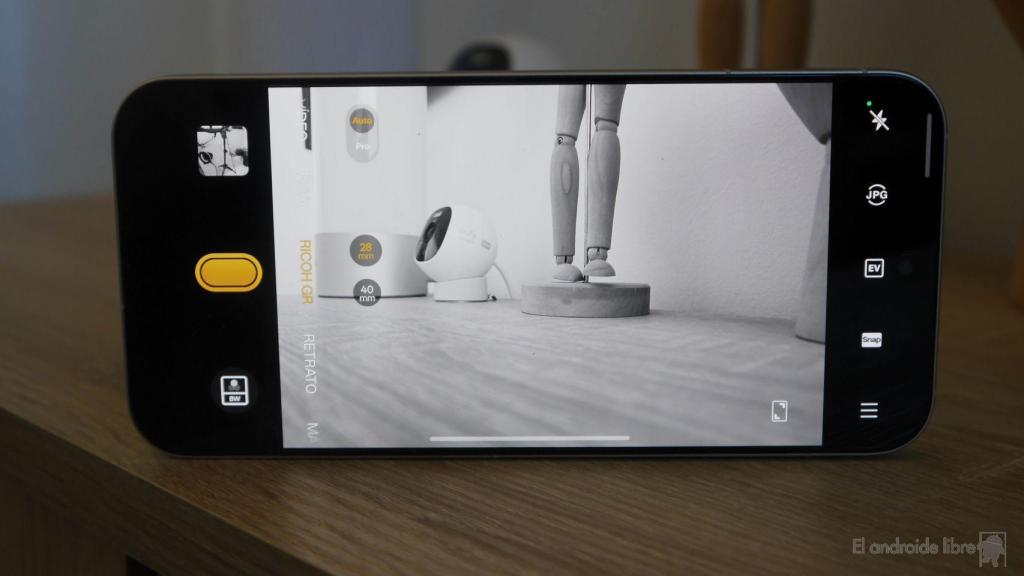 Apoyando un Realme GT8 Pro ARAMCO ASTON MARTIN en una mesa