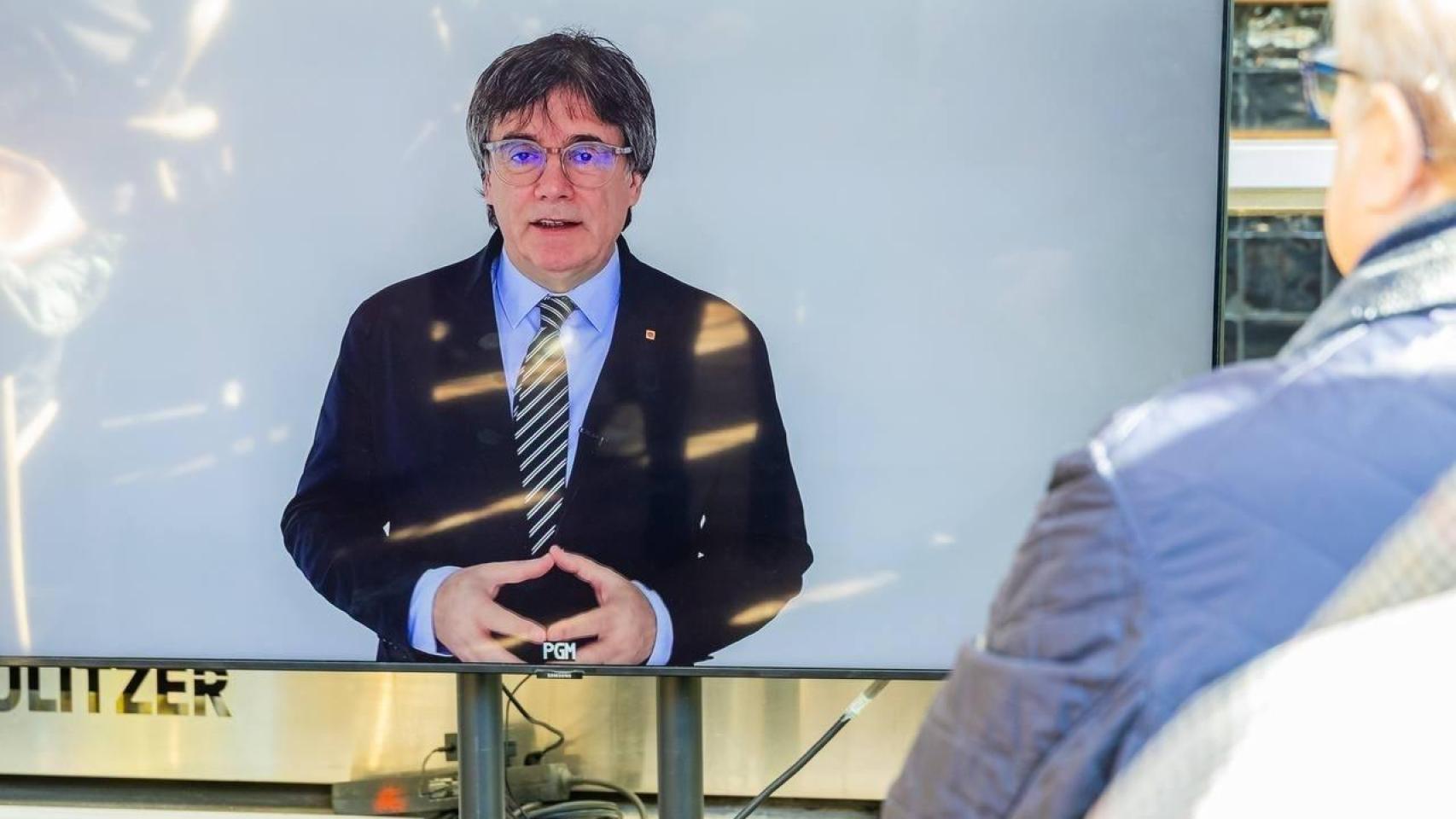 Carles Puigdemont interviene, por vía telemática, en una reunión de la cúpula Junts con sus alcaldes.