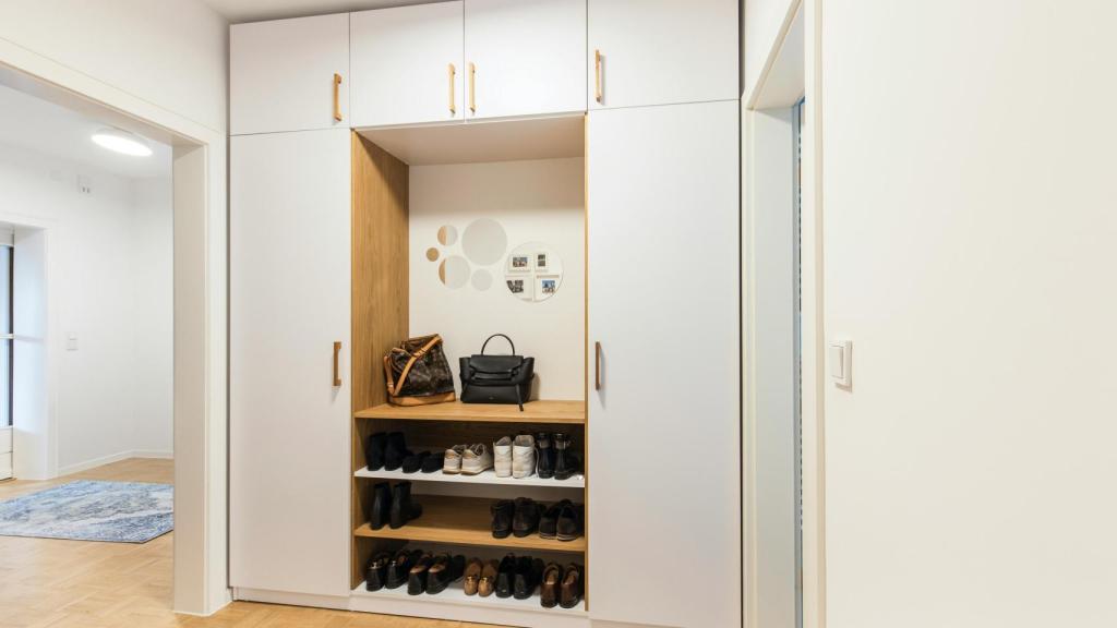 Armario con baldas regulables para los zapatos.