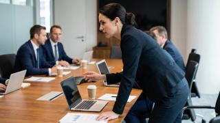 Emprendedora frente a socios hombres