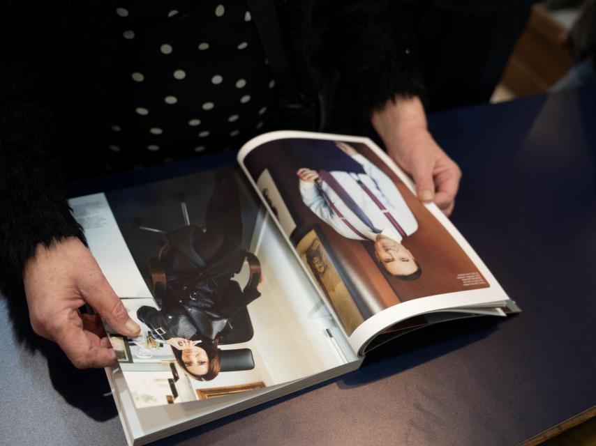 Una invitada leyendo la entrevista de Pedro J. Ramírez y Cruz Sánchez de Lara.