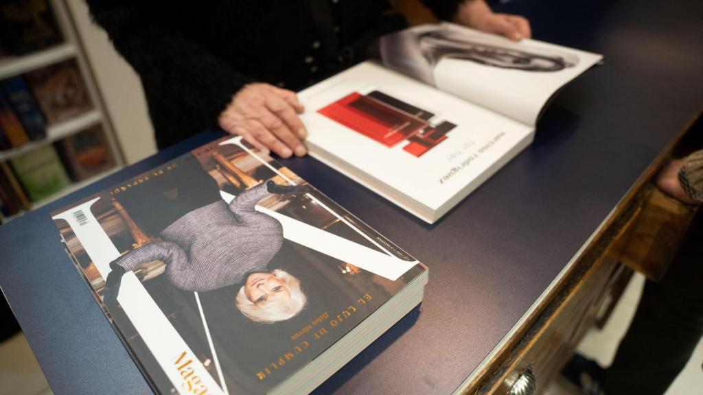 Los asistentes, con varios ejemplares de la revista.