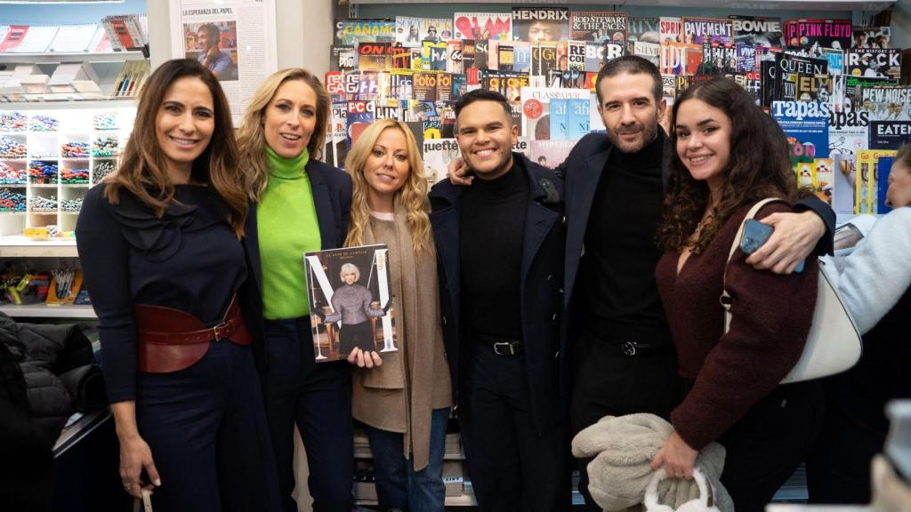 Ana Núñez-Milara, directora de Magas, y Raúl Rodríguez, redactor jefe de Lujos de Magas, con parte del equipo de 'Mañaneros'.