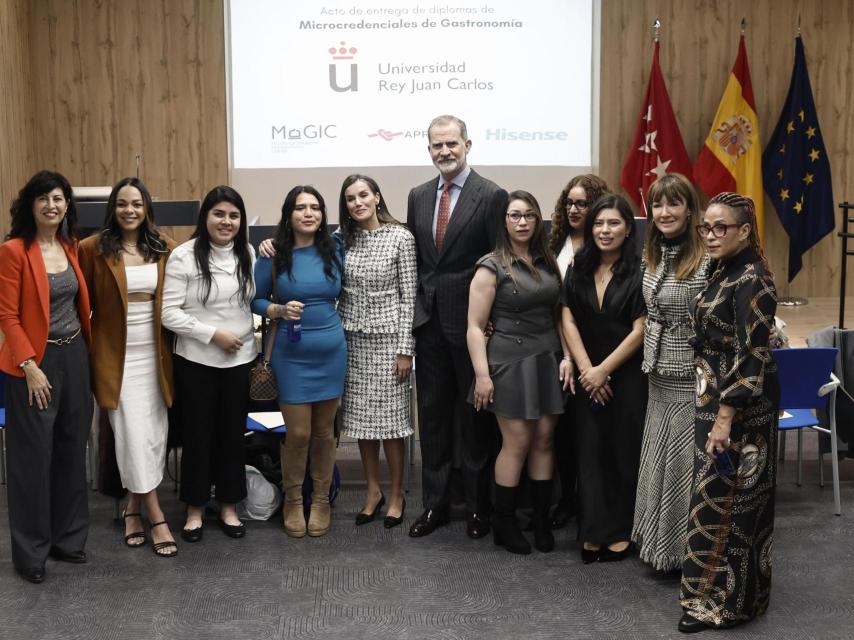Felipe VI y Letizia, vestida por APRAMP, posan con las participantes en el curso.