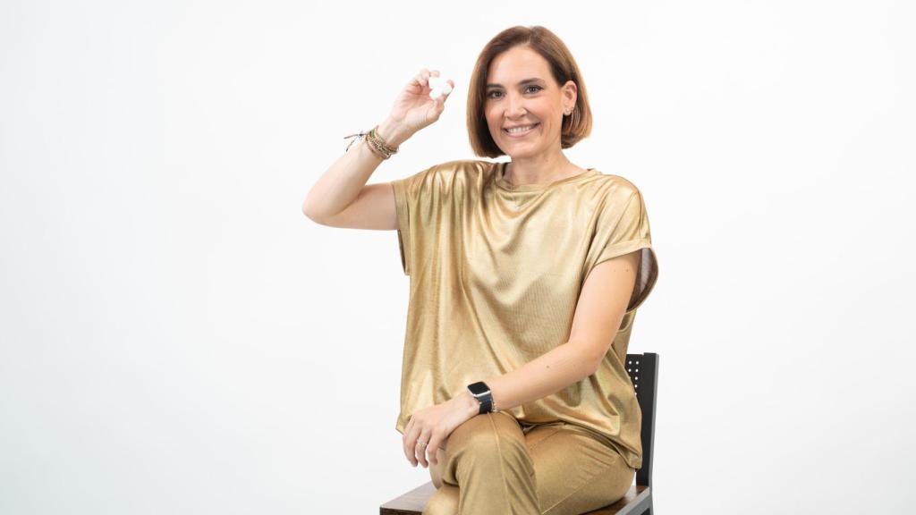 La farmacéutica y nutricionista posa ante las cámaras de Magas con un 'outfit' dorado como guiño a la temática de su vídeo.