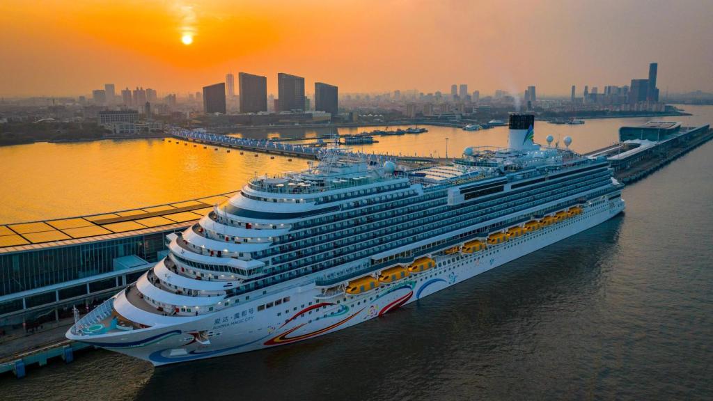 El megacrucero Adora Magic City