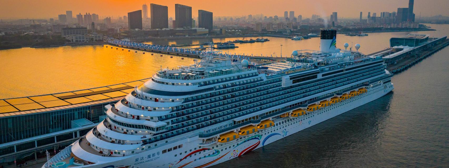 El megacrucero Adora Magic City