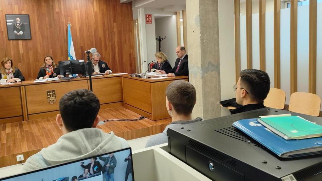 Los acusados de propinar a una paliza a dos jóvenes, en Vigo, en vista judicial.