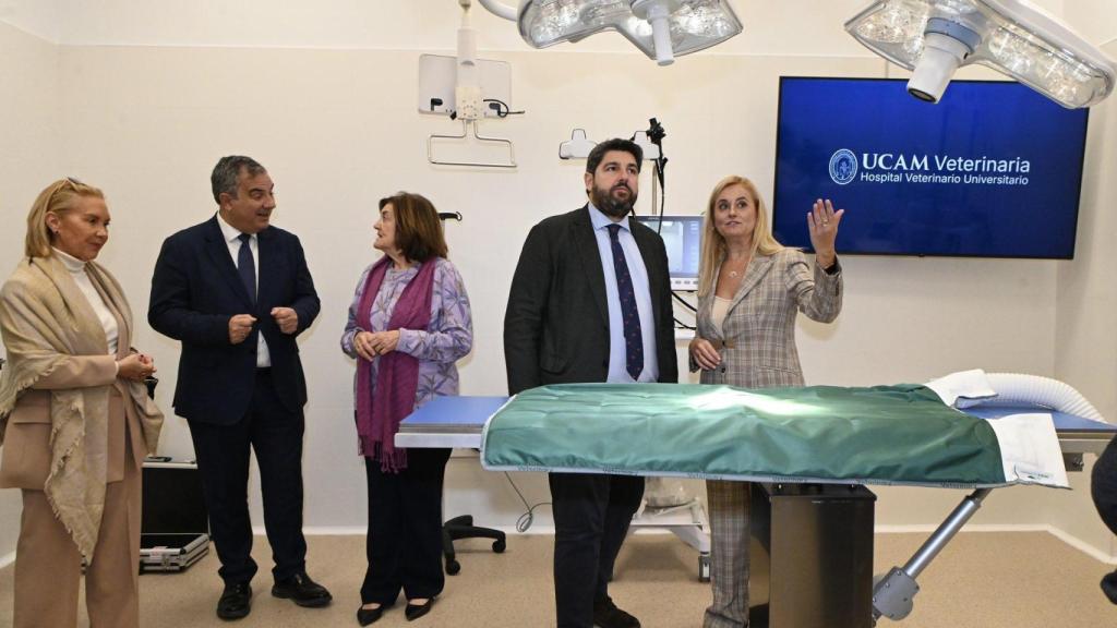 López Miras, este martes, conociendo los equipos que tienen las instalaciones.