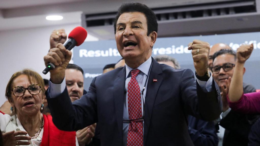 El candidato presidencial Salvador Nasralla en una rueda de prensa en Tegucigalpa este martes.