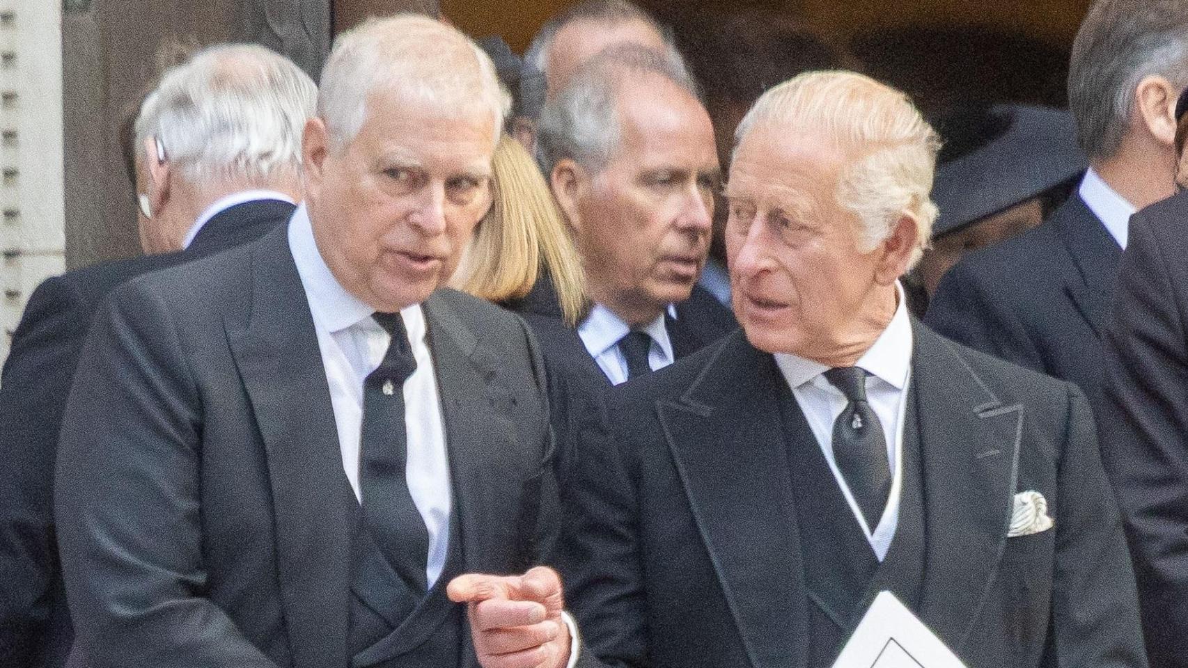 El rey Carlos III junto a su hermano Andrés, despojado ya del título de príncipe, en su última imagen pública juntos el pasado septiembre.