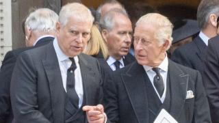 El rey Carlos III junto a su hermano Andrés, despojado ya del título de príncipe.