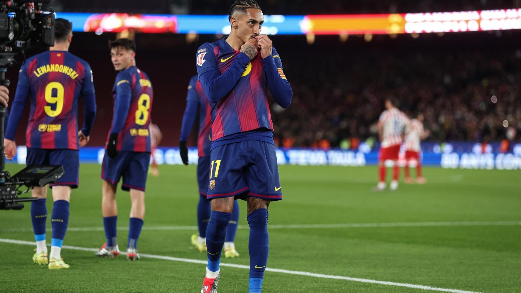 Raphinha celebra su gol contra el Atlético de Madrid con Pedri de fondo.