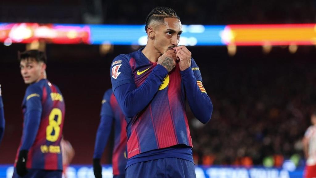 Raphinha celebra su gol contra el Atlético de Madrid con Pedri de fondo.