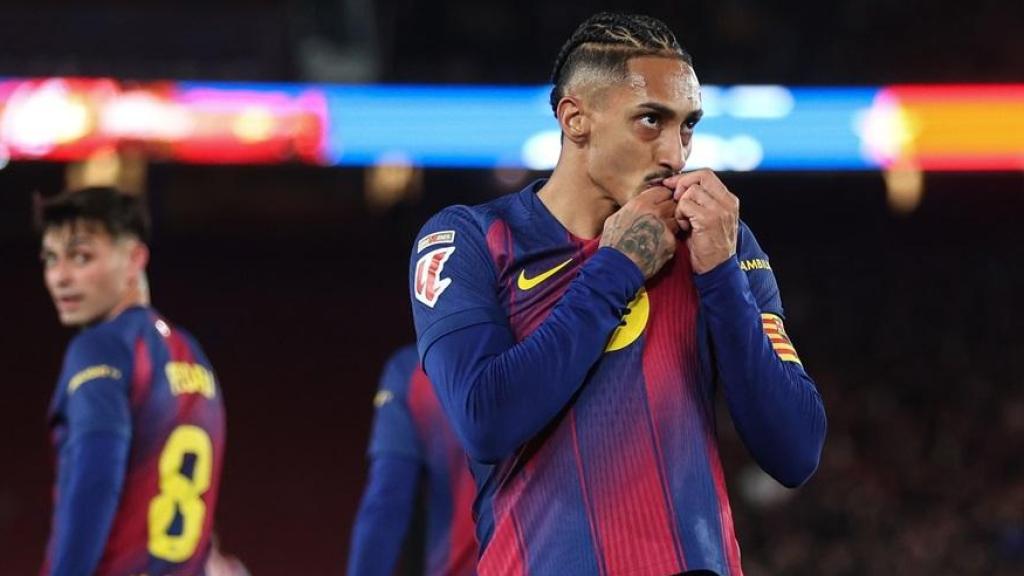 Raphinha celebra su gol contra el Atlético de Madrid con Pedri de fondo.