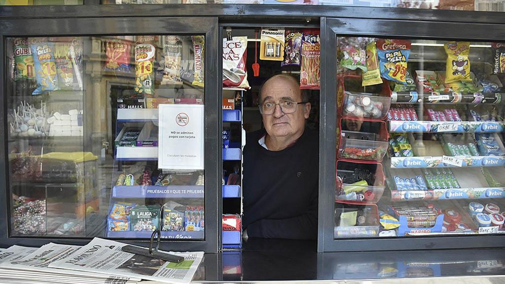 Ángel Martín Serrano en su quiosco de la calle Santiago
