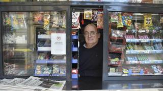 Ángel Martín Serrano en su quiosco de la calle Santiago