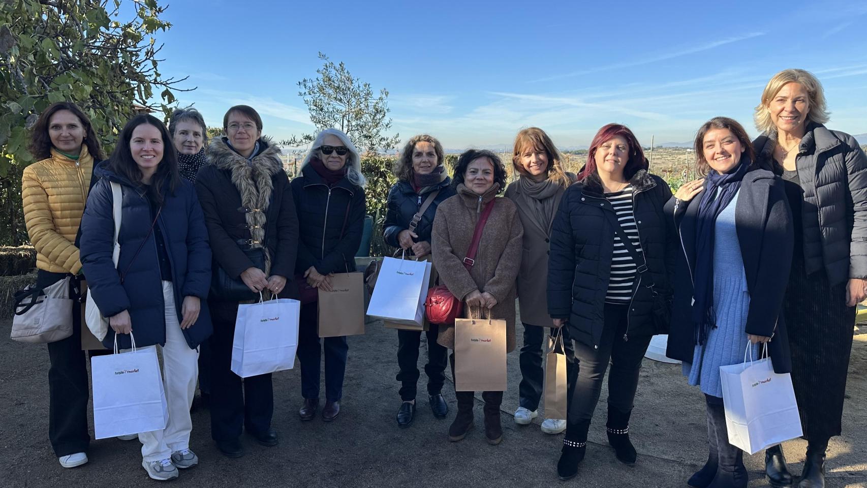 Nuestras lectoras posando en las instalaciones de la Fundación con su presidenta, Almudena Martorell y la directora de marketing y comunicación, Paloma Aguado.