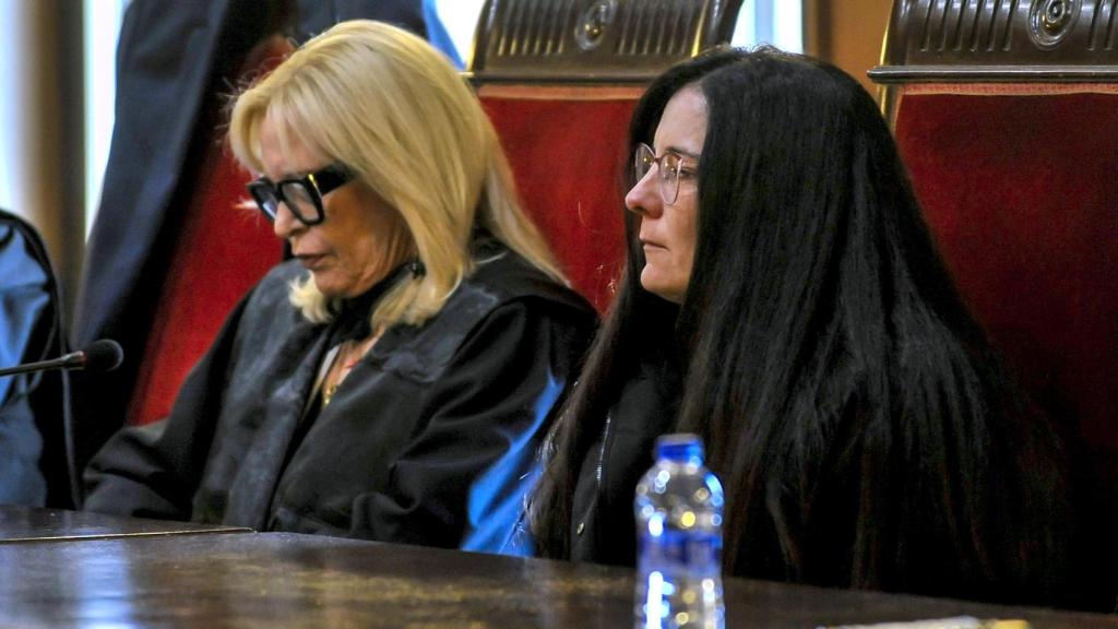 La condenada, a la derecha, junto a su abogada en el juicio celebrado en Albacete.