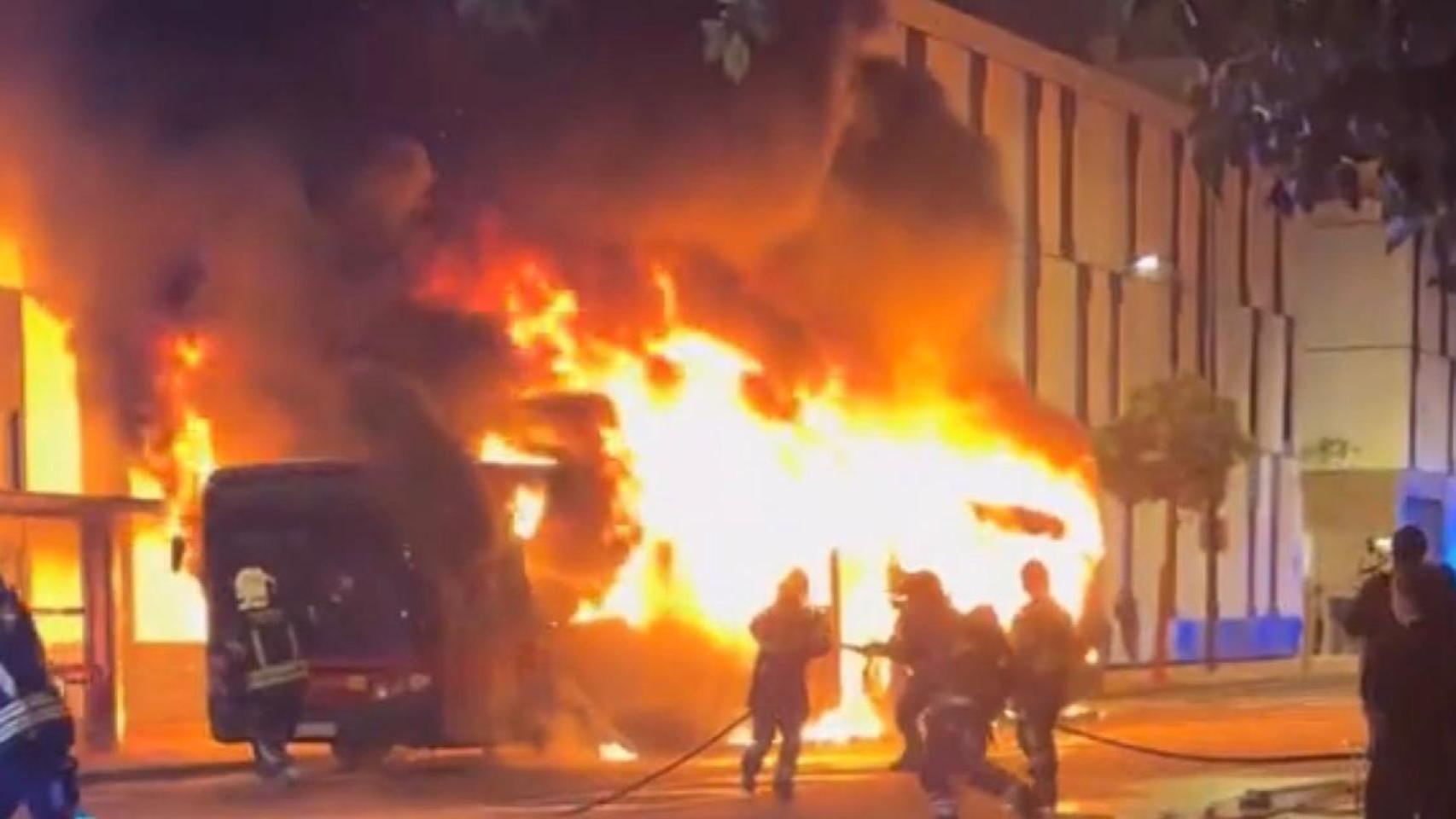 Imagen del autobús ardiendo.