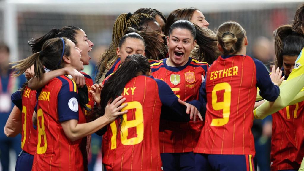 Las jugadoras de España celebran el título de la Women's Nations League.