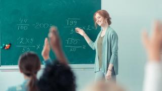 Una profesora de Secundaria dando clase