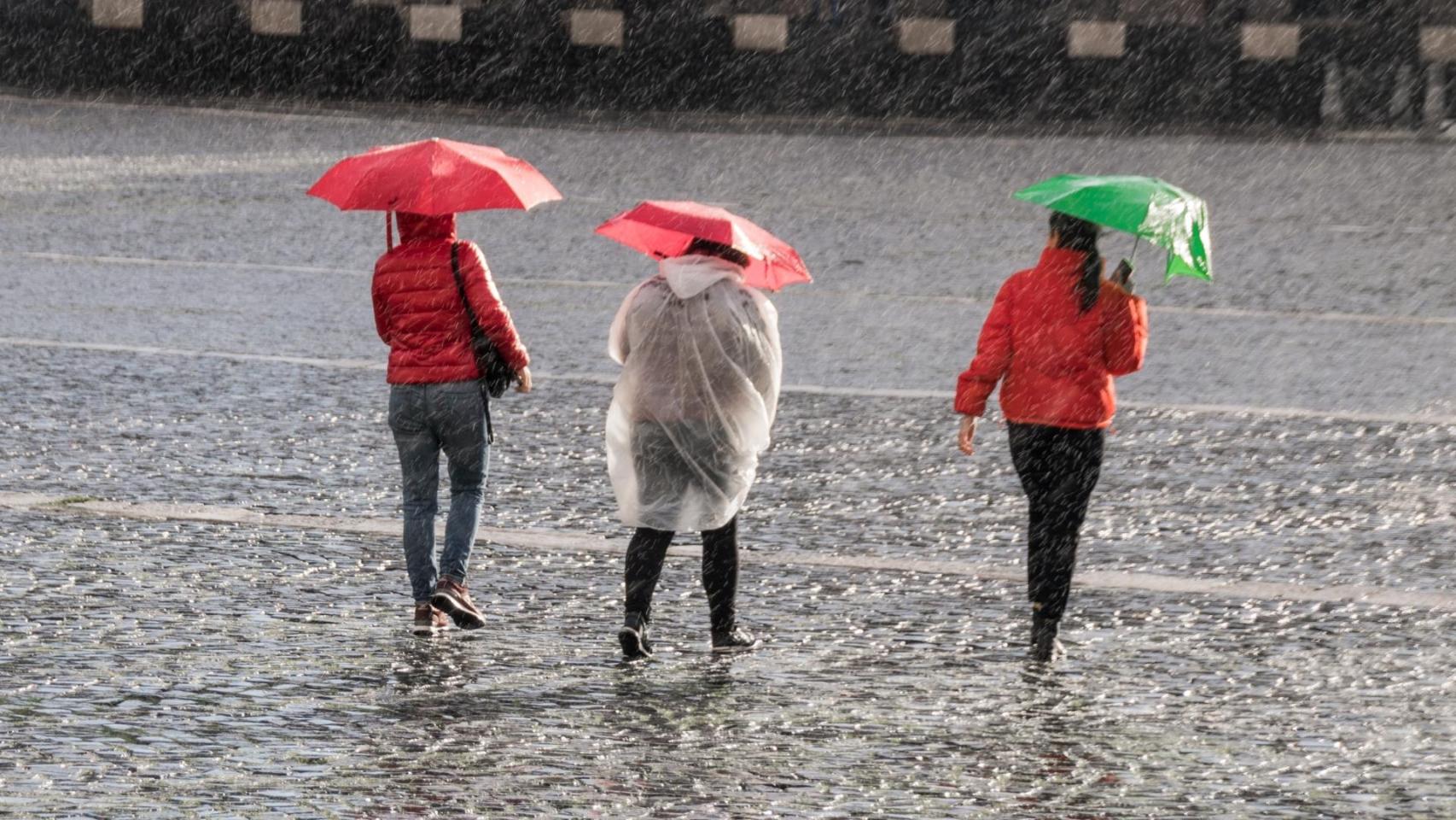Un grupo de personas en una jornada lluviosa