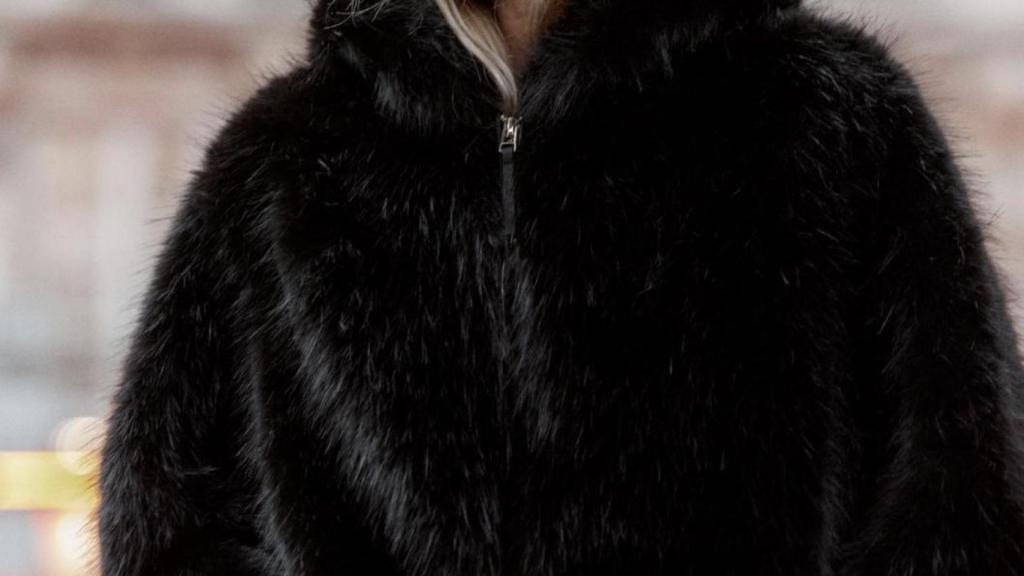 El abrigo está disponible por 49,95€ en la web y en las tiendas físicas de Sevilla