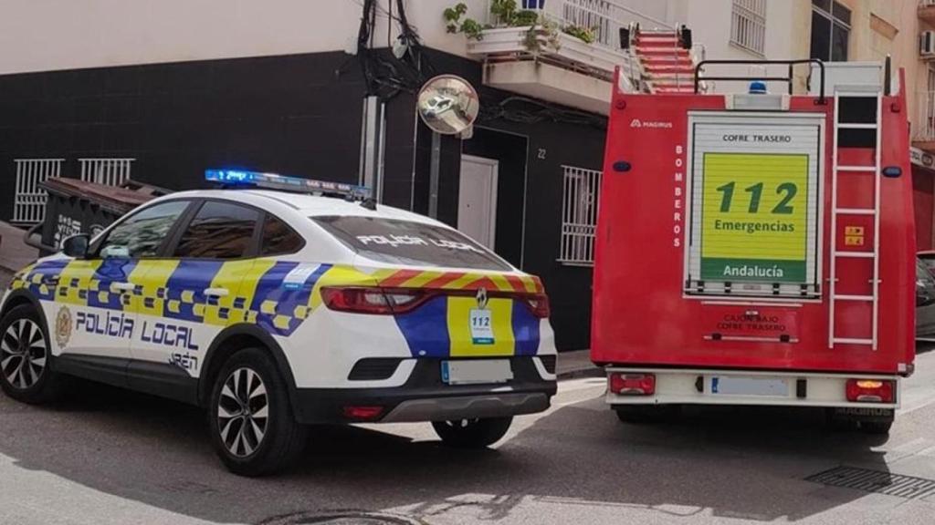 Una patrulla de la Policía y los Bomberos.