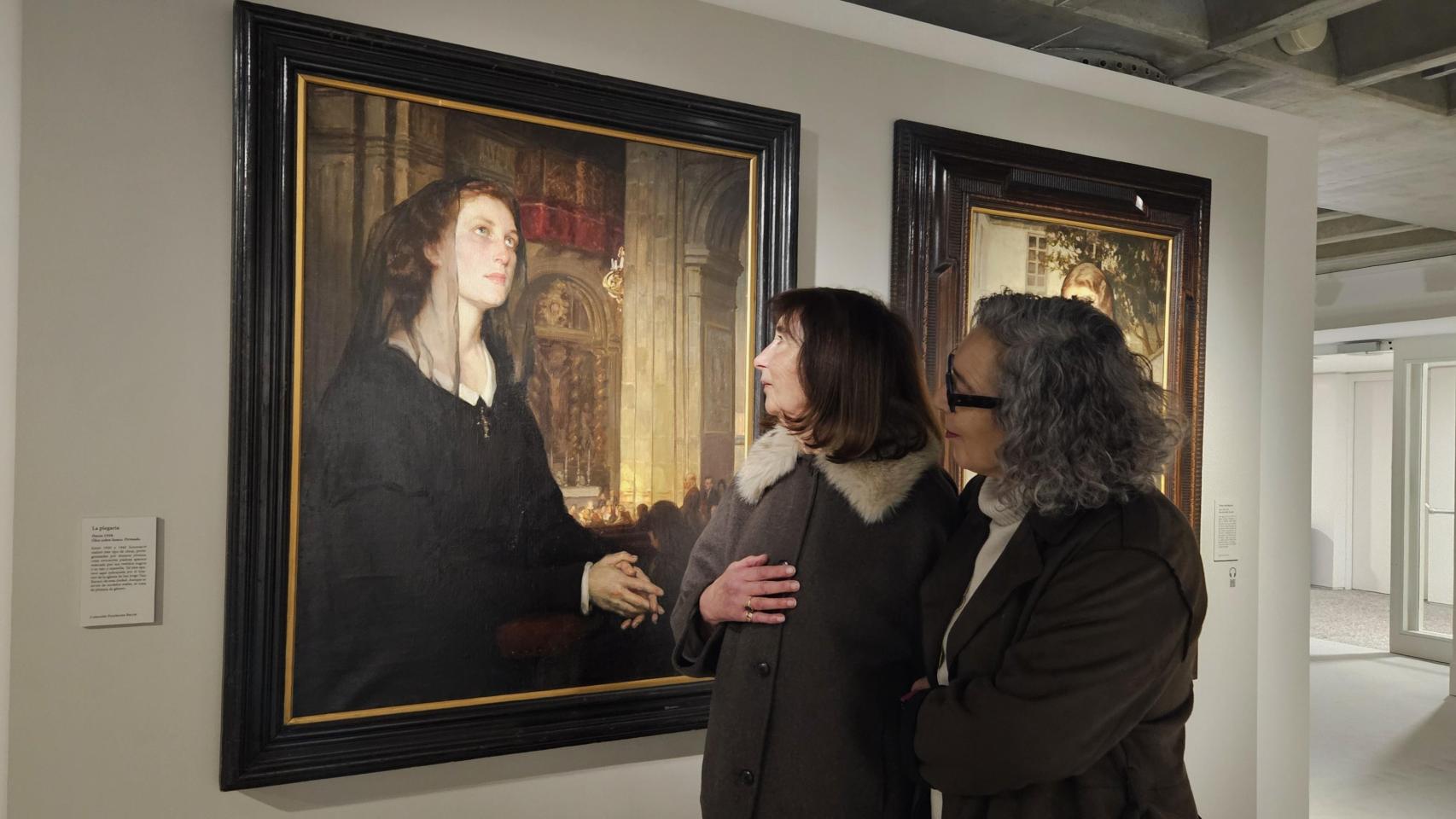 Memé Cerdeiras y María José Uria junto al retrato de su abuela y madre, Mercedes Roel, realizado por Álvarez de Sotomayor.