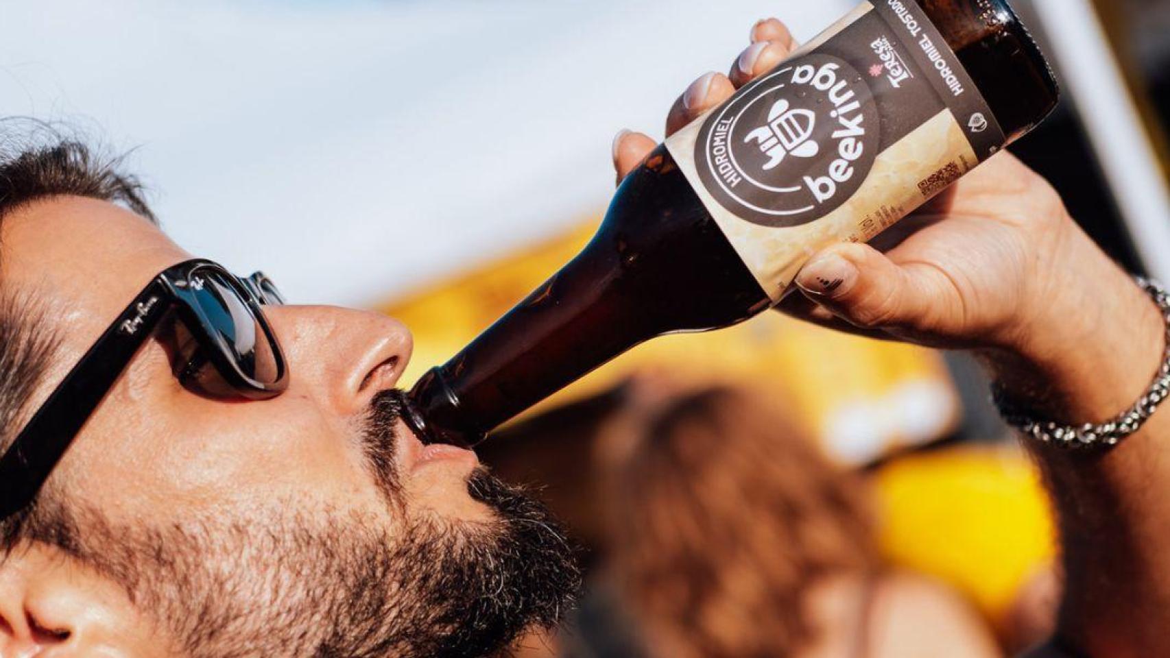 Una persona disfrutando de la hidromiel