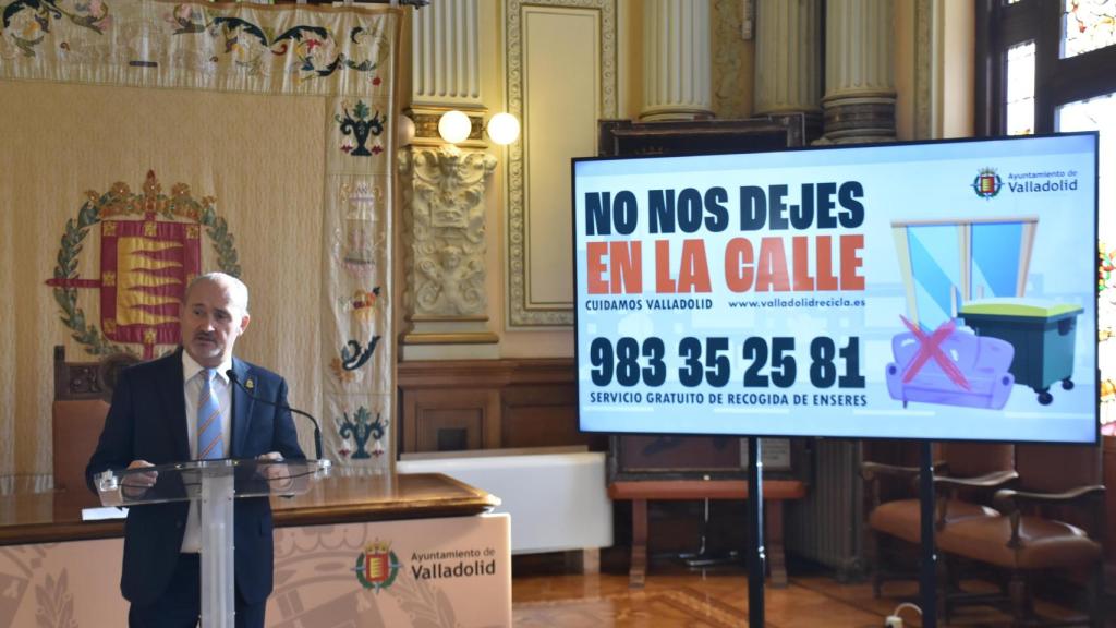 El concejal de Salud Pública y Seguridad Ciudadana, Alberto Cuadrado, presenta la campaña 'No nos dejes en la calle'.