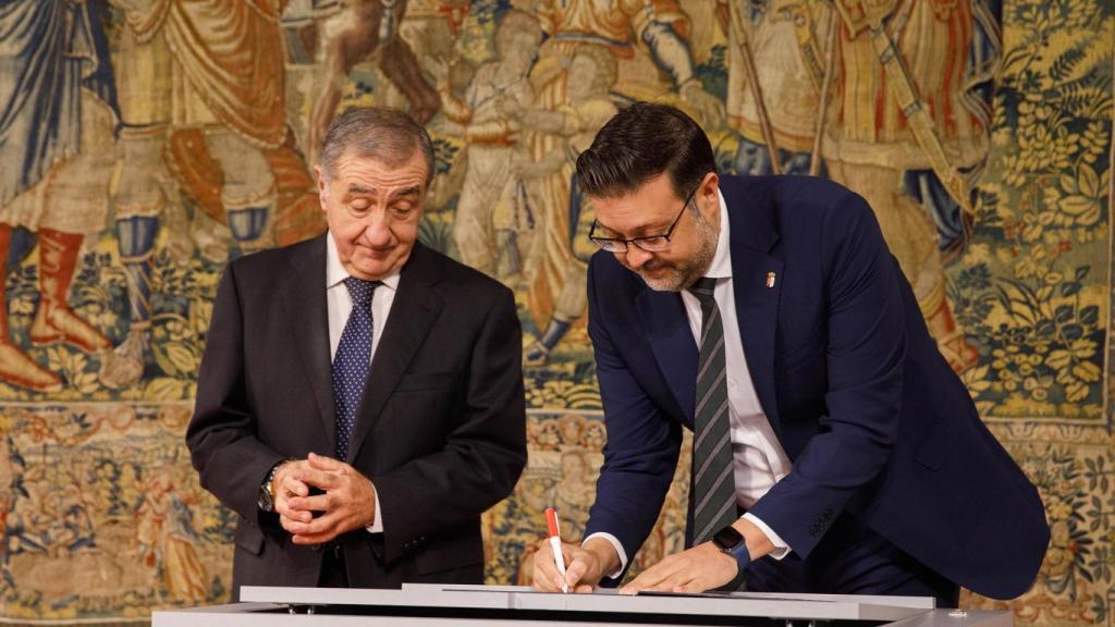 El consejero de Educación, Ciencia y Deportes, Amador Pastor y el fiscal superior de Castilla-La Mancha, Emilio Fernández durante la firma.