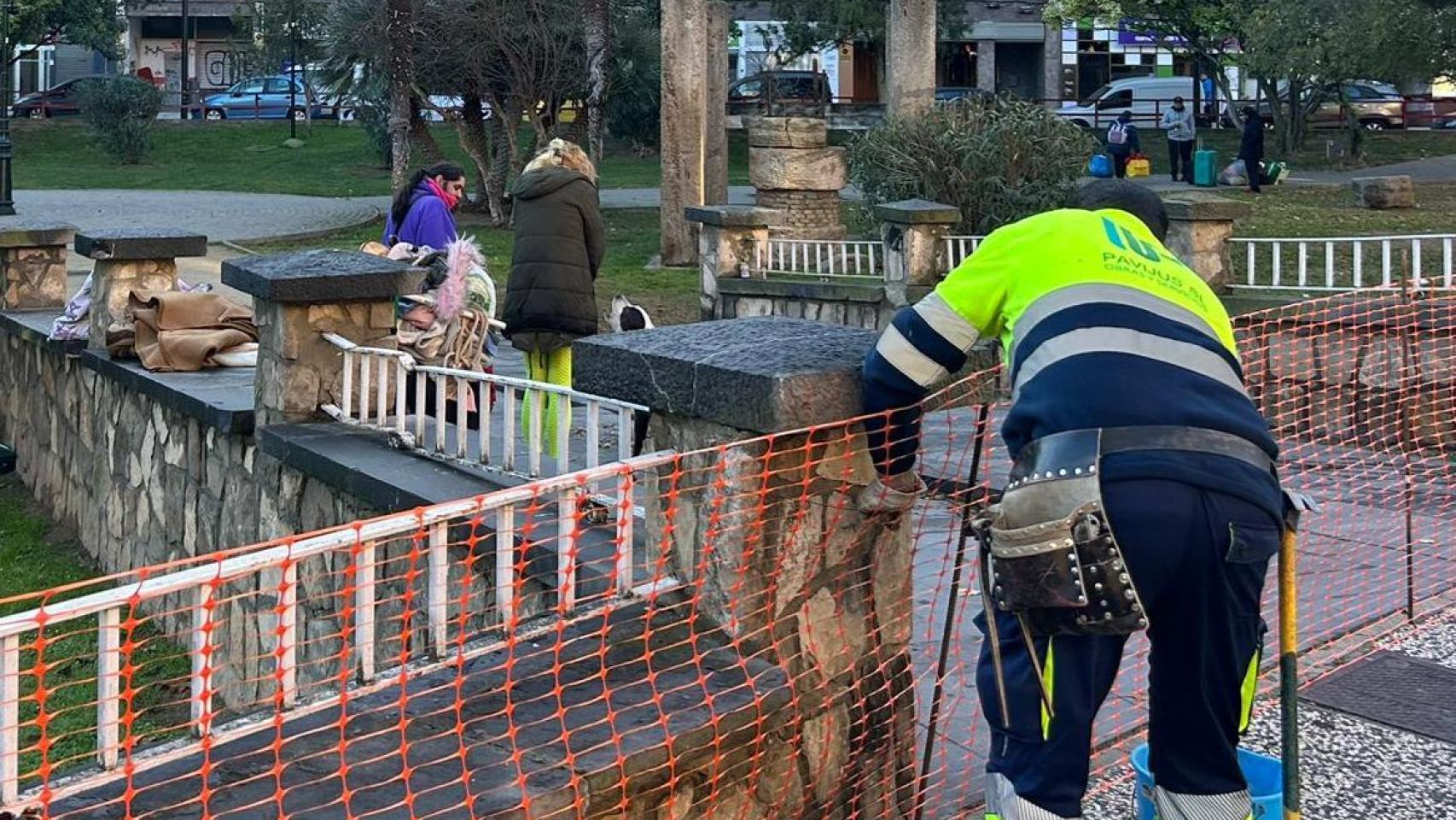 Claudia y María (nombre ficticio), esperando con sus cosas para salir del parque Bruil.