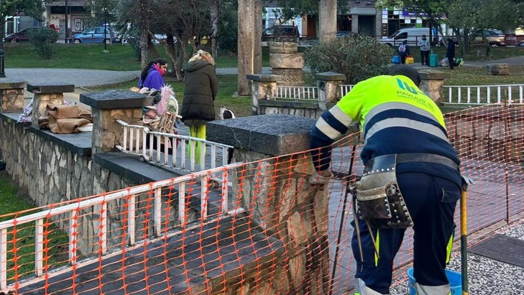 Claudia y María (nombre ficticio), esperando con sus cosas para salir del parque Bruil.
