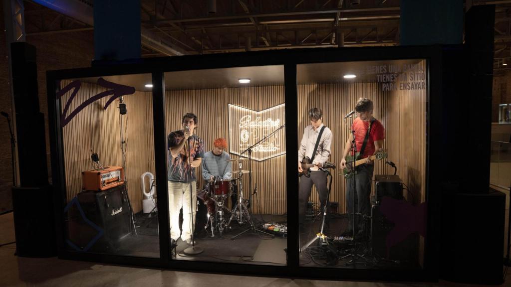 Los miembros de Carolina Durante dentro de la cabina de ensayo