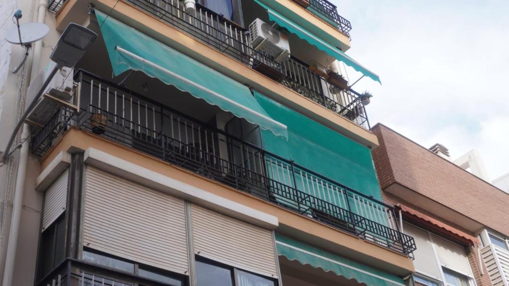 A la derecha, el balcón donde se ahorcó el presunto asesino.