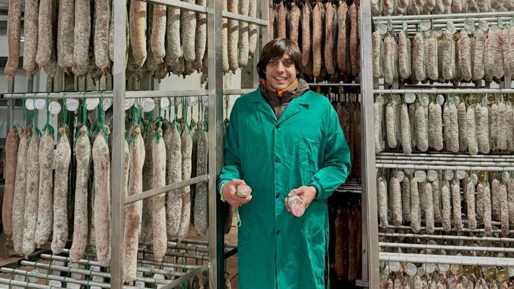 Cesáreo hijo con los chorizos premiados