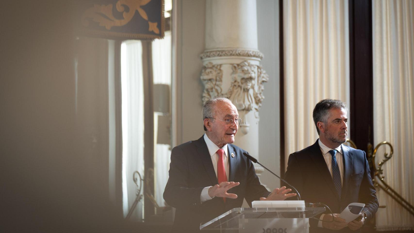 Francisco de la Torre, alcalde de Málaga, junto a Carlos Conde, concejal de Economía, en la presentación de los presupuestos municipales para 2026.