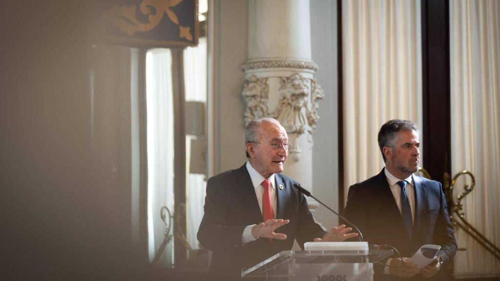 Francisco de la Torre, alcalde de Málaga, junto a Carlos Conde, concejal de Economía, en la presentación de los presupuestos municipales para 2026.