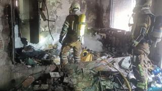 Los bomberos sofocaron las llamas y enfriaron el piso ubicado en la Ronda de Buenavista número 2.