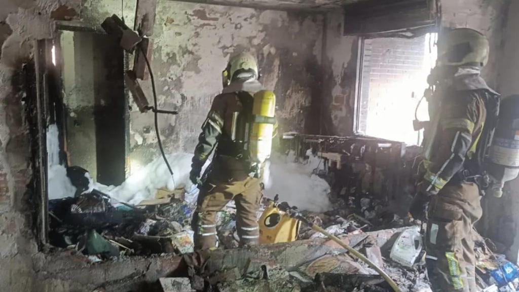 Los bomberos sofocaron las llamas y enfriaron el piso ubicado en la Ronda de Buenavista número 2.