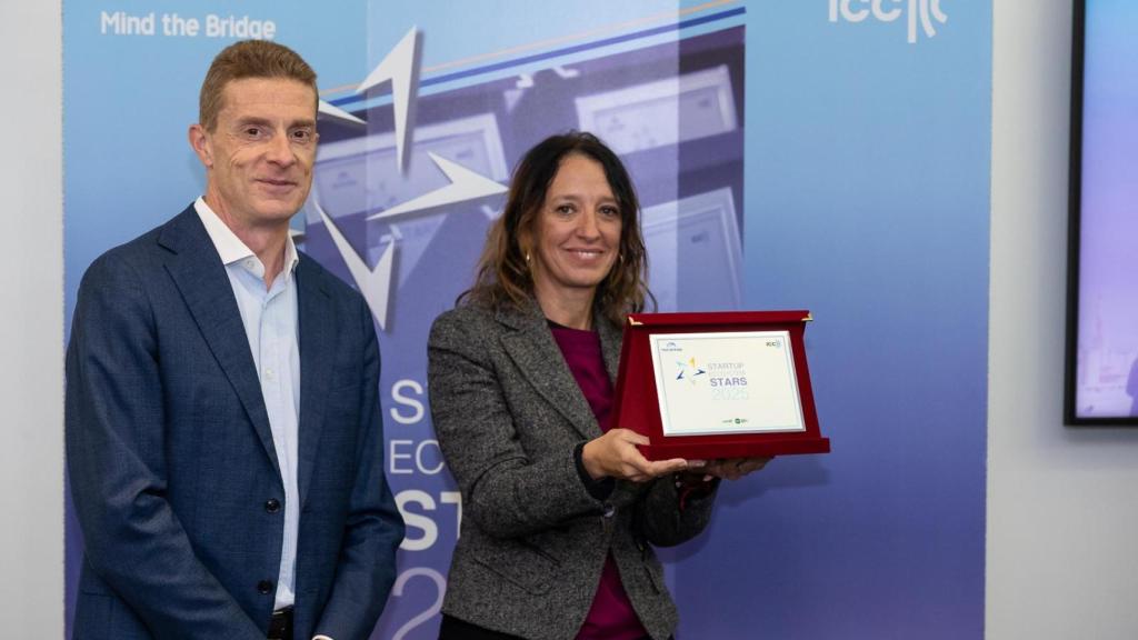 Sonia Palomo recogiendo el reconocimiento a Málaga TechPark.