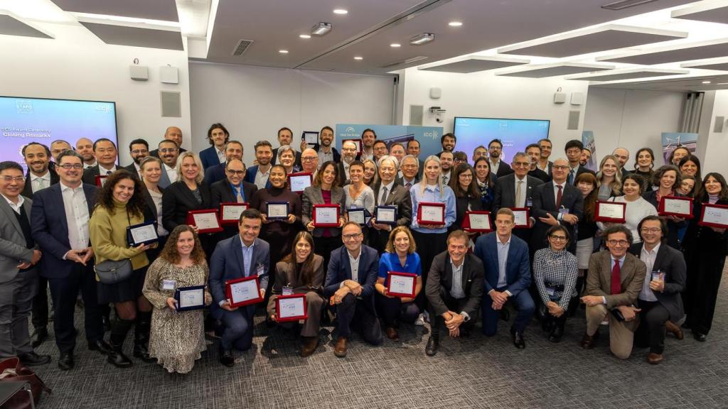 Fotografía de familia de todos los organismos premiados en París.