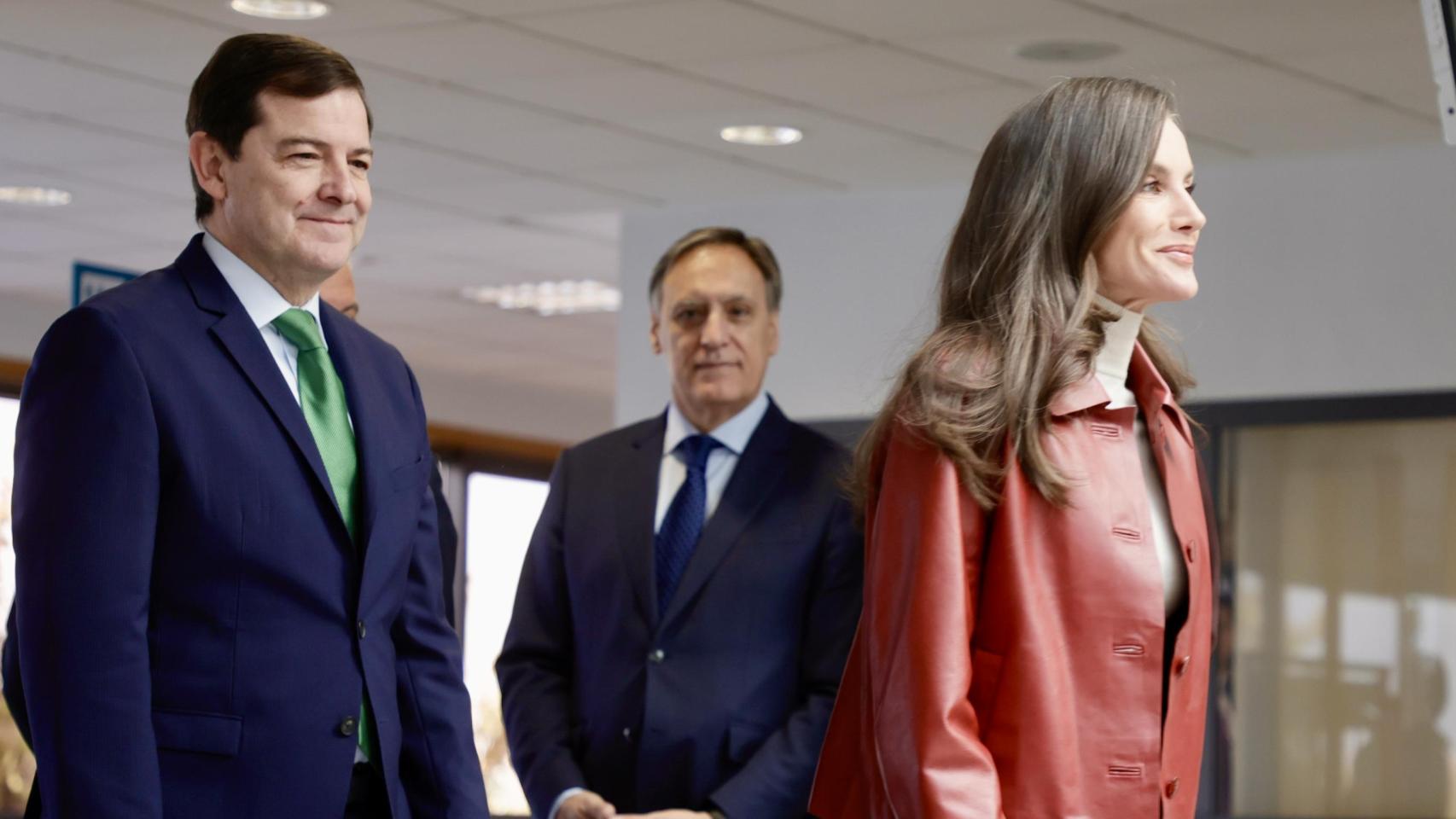 La reina Letizia con el presidente de la Junta de Castilla y León, Alfonso Fernández Mañueco.