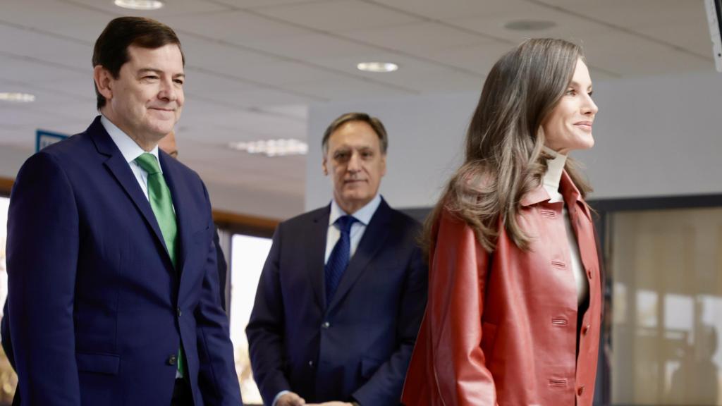 La reina Letizia con el presidente de la Junta de Castilla y León, Alfonso Fernández Mañueco.