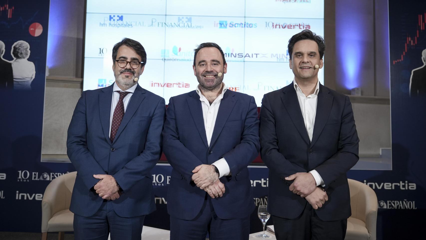 De izquierda a derecha, Carlos Esquivias Escobar, director del Área de Seguros Personales de UNESPA; Eduardo Ortega, redactor jefe del Observatorio de la Sanidad-Invertia e Ignacio Sanz, subdirector de Previsión Social Empresarial de Mapfre Vida