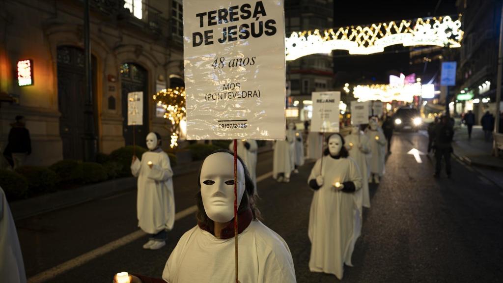 Concentración en Vigo (Pontevedra) con pancartas en homenaje a las mujeres asesinadas este año.