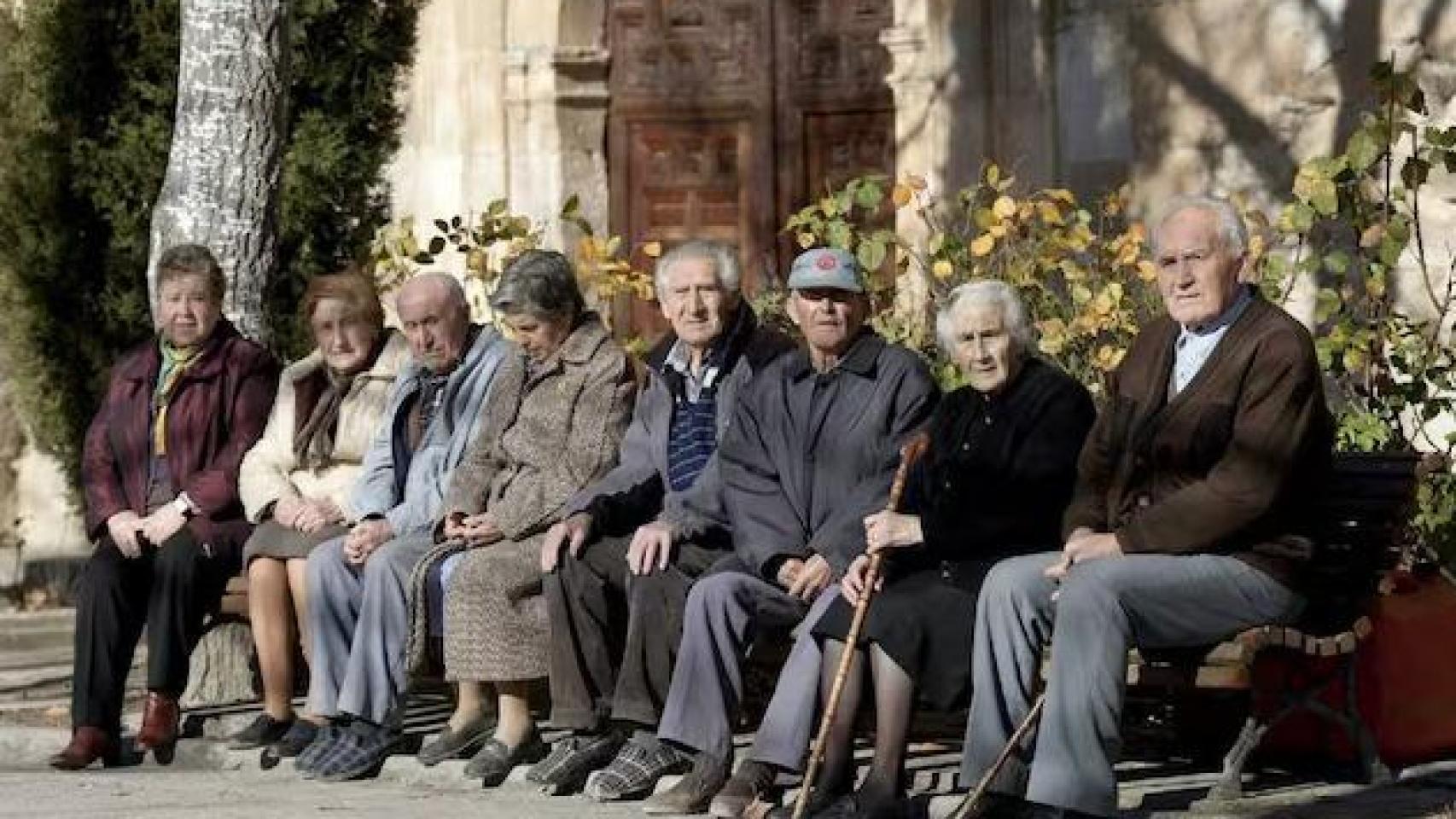 Varios ancianos sentados