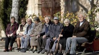 Varios ancianos sentados